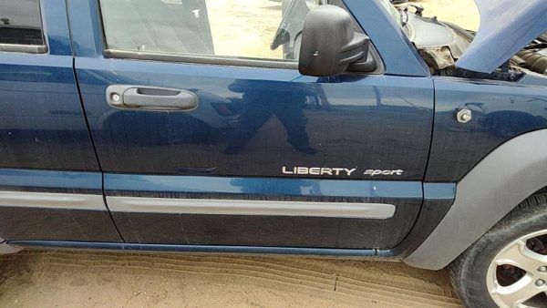 2002 Jeep Liberty Front Door RH Blue PB7 — photo 1