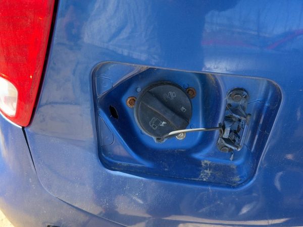 2004-2008 Chevy Aveo Fuel Filler Neck Assembly With Gas Cap Oem Ls 96985957 — photo 2