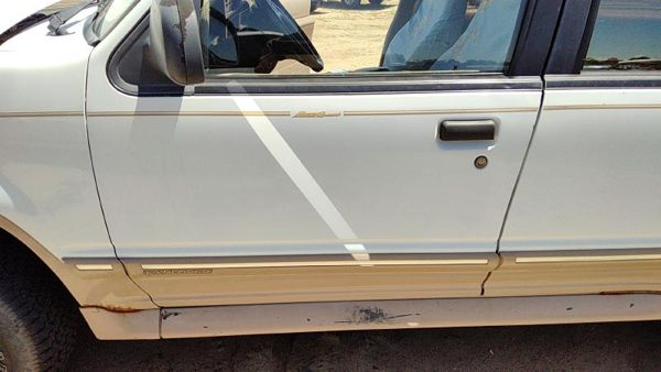 1993 Ford Explorer Front Door LH White — photo 3