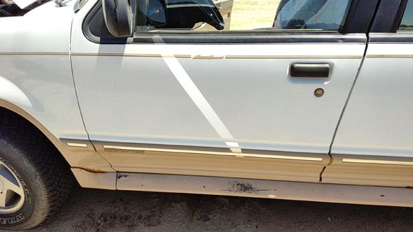 1993 Ford Explorer Front Door LH White — photo 1