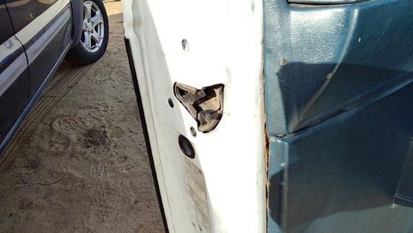 1985-1994 Gmc Safari Driver Left Front Door Latch With Rods/Cables Oem — photo 1