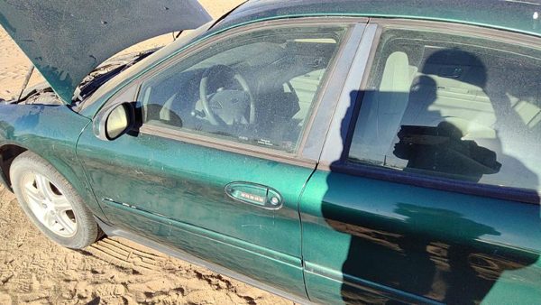 2000 Ford Taurus Front Door LH Su Tropic Green — photo 1