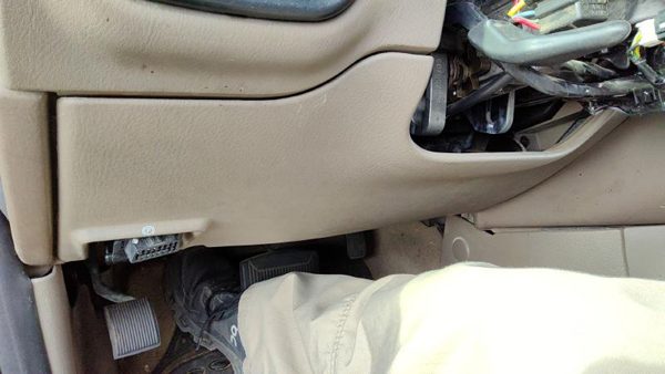 2004-2005 Ford Explorer Lower Dash Under Column Knee Bolster Trim Panel Tan Gp — photo 2