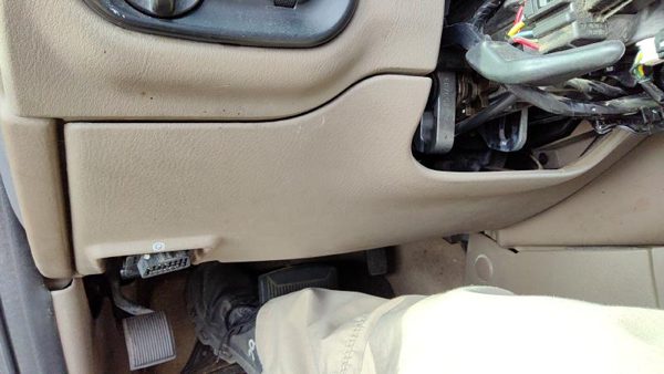 2004-2005 Ford Explorer Lower Dash Under Column Knee Bolster Trim Panel Tan Gp — photo 1