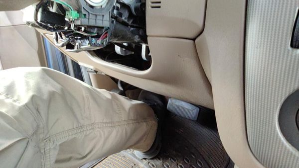 2004-2005 Ford Explorer Lower Dash Under Column Knee Bolster Trim Panel Tan Gp — photo 5