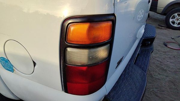 2000-2003 Chevy Suburban Driver Left Tail Light Brake Lamp Oem Rear 19168990 — photo 3