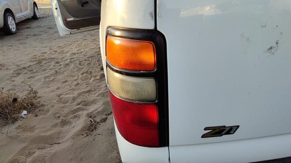 2000-2003 Chevy Suburban Driver Left Tail Light Brake Lamp Oem Rear 19168990 — photo 2