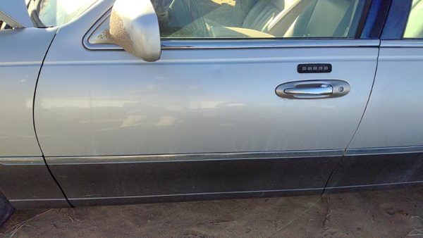 2003 Lincoln Town Car Front Door LH Silver — photo 4
