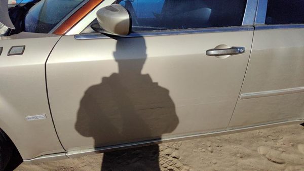 2006 Chrysler 300 Front Door LH Gold Pyg — photo 2