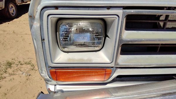 86-90 Dodge Ram W150 Passenger Right Head Light With Trim Turn Signal Oem Bezel — photo 4