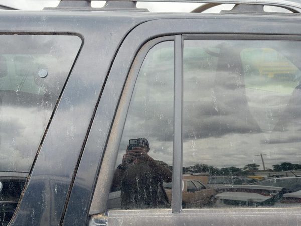 98-02 Expedition Passenger Right Rear Vent Window Back Door Glass With Frame Oem — photo 3