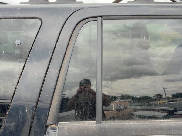 98-02 Expedition Passenger Right Rear Vent Window Back Door Glass With Frame Oem — photo 2