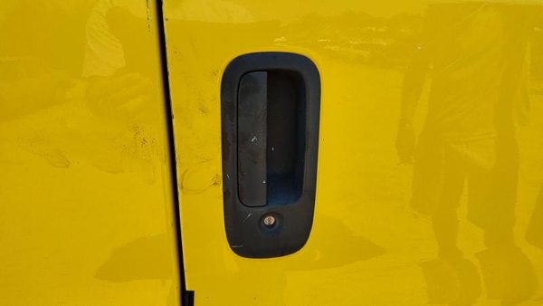 2002 Chevy Express 3500 Outside Door Handle RH Van 2500 Yellow — photo 1