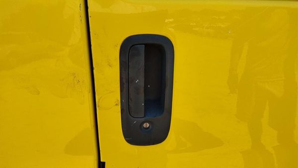 2002 Chevy Express 3500 Outside Door Handle RH Van 2500 Yellow — photo 2