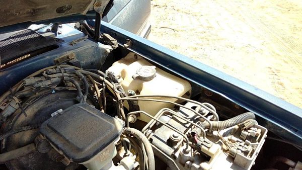1994 Chevy S10 Blazer Windshield Washer Fluid Reservoir With Pump Oem Wiper Tank — photo 2