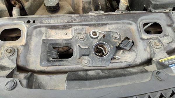 2007-2009 Chevy Equinox Hood Latch Assembly With Bracket Oem 89025456 — photo 2
