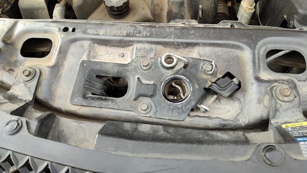 2007-2009 Chevy Equinox Hood Latch Assembly With Bracket Oem 89025456 — photo 3