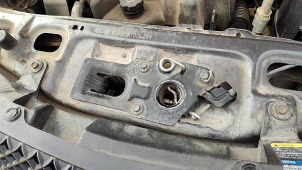 2007-2009 Chevy Equinox Hood Latch Assembly With Bracket Oem 89025456 — photo 4