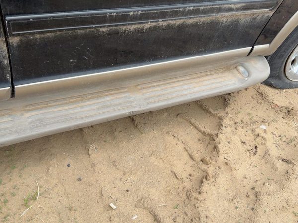 1997-2002 Ford Expedition Passenger Right Front Lower Moulding From Door Oem — photo 1