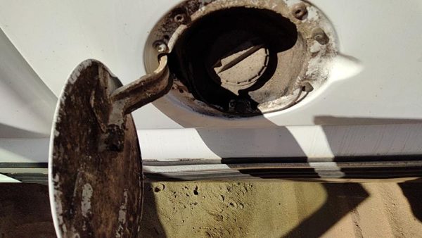 1999-2004 Chevy Silverado 1500 Fuel Filler Neck Assembly With Gas Cap Oem — photo 2