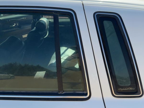 90-94 Town Car Driver Left Rear Vent Window Back Door Glass With Frame Oem — photo 2