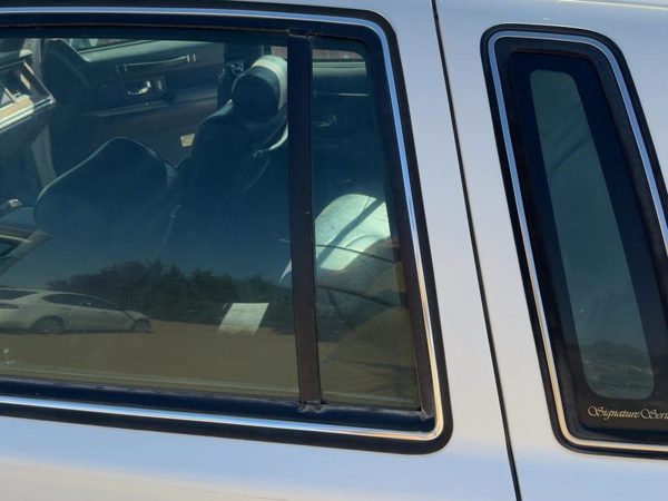 90-94 Town Car Driver Left Rear Vent Window Back Door Glass With Frame Oem — photo 3