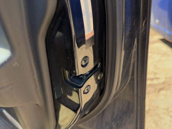 95-99 Maxima Passenger Right Front Door Latch With Rods/Cables Oem 4-Door Sedan — photo 1