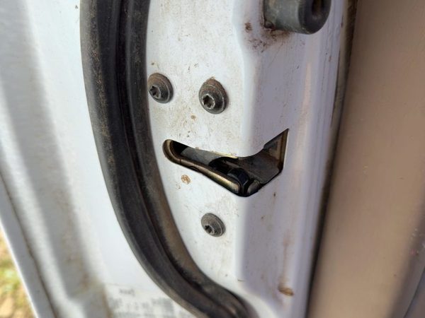 1998 Lincoln Navigator Front Door Latch LH — photo 2