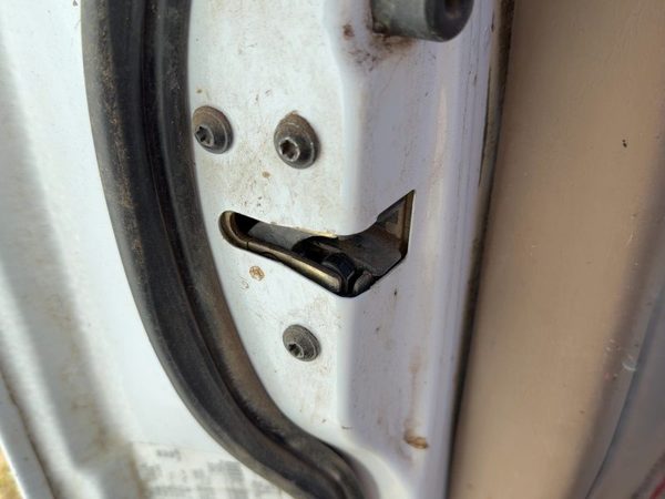 1998 Lincoln Navigator Front Door Latch LH — photo 1