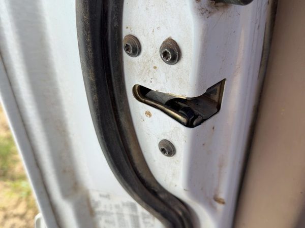 1998 Lincoln Navigator Front Door Latch LH — photo 3