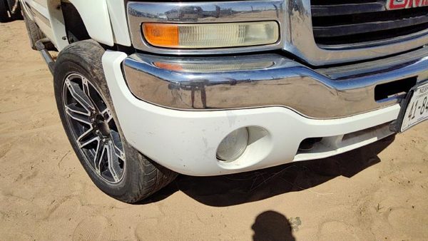2005 GMC Sierra Front Bumper Assy. 1500 Hd White 50U Bent — photo 2