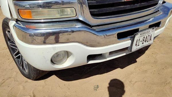 2005 GMC Sierra Front Bumper Assy. 1500 Hd White 50U Bent — photo 3