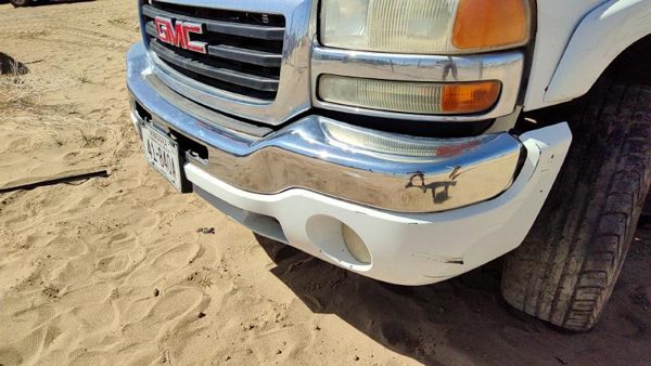 2005 GMC Sierra Front Bumper Assy. 1500 Hd White 50U Bent — photo 8