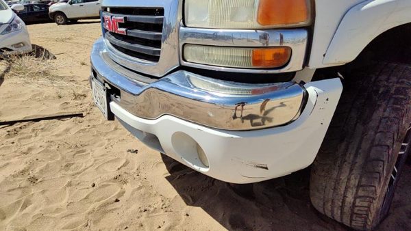 2005 GMC Sierra Front Bumper Assy. 1500 Hd White 50U Bent — photo 9