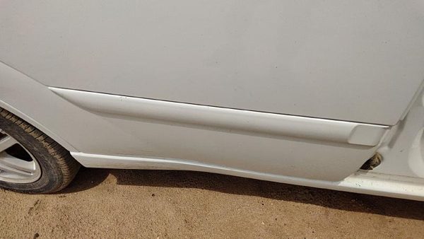 00-07 Focus Station Wagon Passenger Right Rear Moulding From Door Back White Yz — photo 4