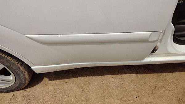 00-07 Focus Station Wagon Passenger Right Rear Moulding From Door Back White Yz — photo 1