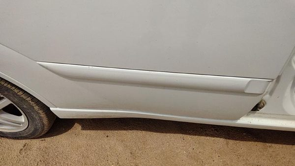 00-07 Focus Station Wagon Passenger Right Rear Moulding From Door Back White Yz — photo 3