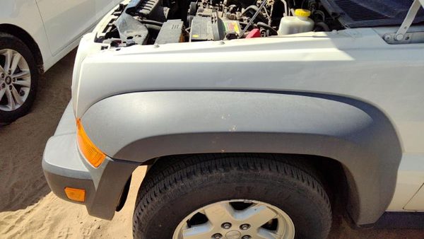 2005 Jeep Liberty Fender LH White PW1 — photo 7
