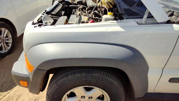 2005 Jeep Liberty Fender LH White PW1 — photo 3