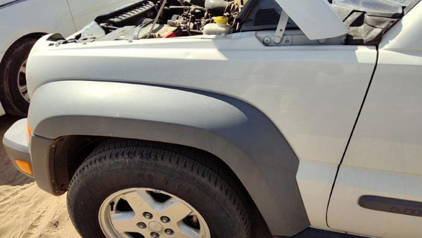 2005 Jeep Liberty Fender LH White PW1 — photo 6