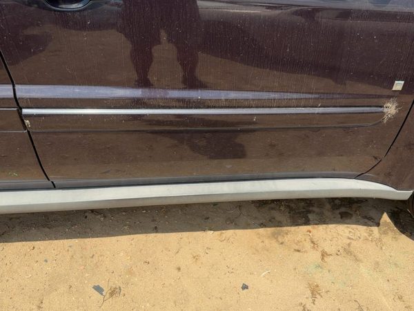 05-09 Equinox Passenger Front Moulding From Door Trim Strip Black Amethyst 71U — photo 1