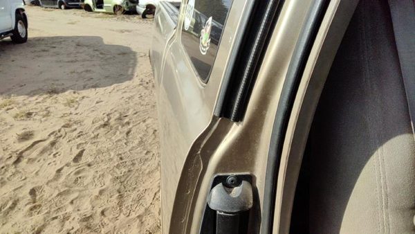2004 Chevy Silverado 1500 Rear Door RH 15U Sandstone Hail 89024759 — photo 2