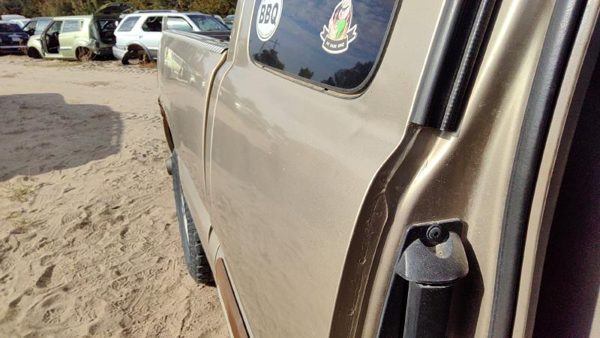 2004 Chevy Silverado 1500 Rear Door RH 15U Sandstone Hail 89024759 — photo 3