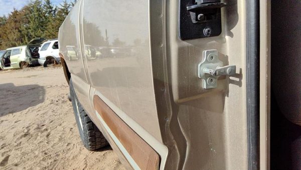 2004 Chevy Silverado 1500 Rear Door RH 15U Sandstone Hail 89024759 — photo 6