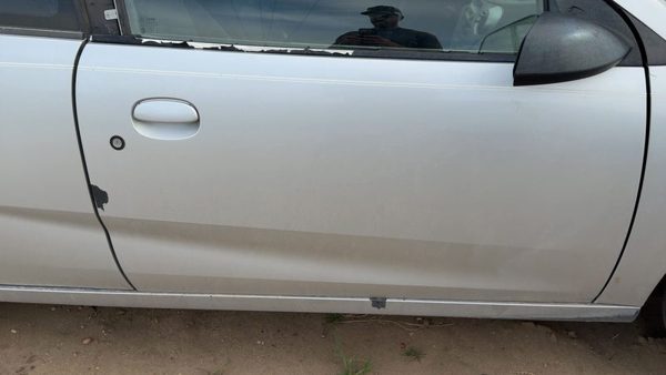 2007 Saturn Ion Front Door RH Silver 13U — photo 1