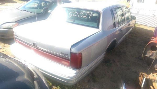 1994 Lincoln & Town Car — vehicle photo 4