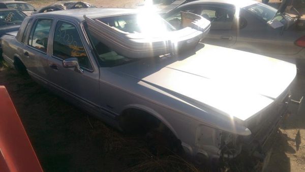 1994 Lincoln & Town Car — vehicle photo 3