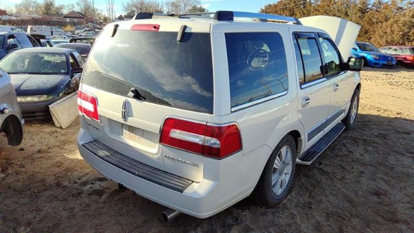 2008 Lincoln Navigator — vehicle photo 3