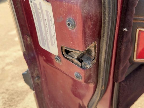 85-90 Buick Park Ave Driver Left Front Door Latch With Rods/Cables Oem — photo 2