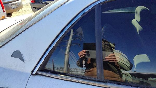 97-05 Buick Century Passenger Right Rear Vent Window Back Door Glass With Frame — photo 1